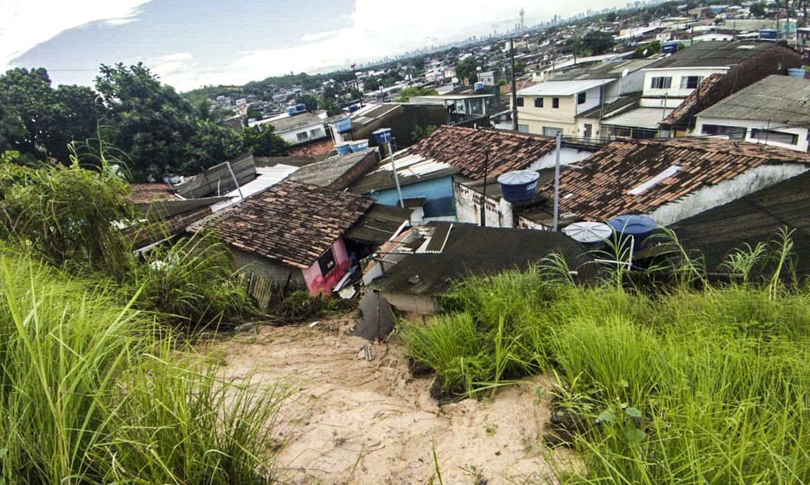 Nova barreira volta a deslizar no Recife e provoca morte de um adolescente