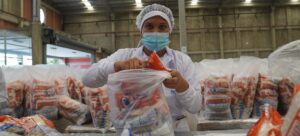 Pacotes-de-alimentos-preparados-na-Colombia-para-distribuicao-em-escolas-na-Venezuela-300x136 Mudança climática ameaça população e economias latino-americanas