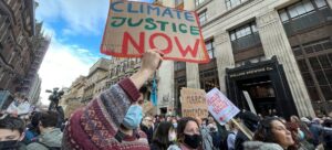 Jovens-ativistas-climaticos-participal-de-manifestacoes-na-COP-26-em-Glasgow.-Foto-ONU-Laura-Quinones-300x136 COP27 encerra com acordo sobre perdas e danos