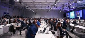 Participantes-na-plenaria-principal-na-COP-26-em-Glasgow-na-Escocia-Foto-UNFCC-KIARA-WORTH-300x136 O que você precisa saber sobre a Conferência da Mudança Climática