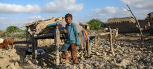 Rahim-de-quatro-anos-em-meio-aos-escombros-de-sua-casa-destruida-pelas-inundacoes-no-Paquistao-300x136 O que você precisa saber sobre a Conferência da Mudança Climática