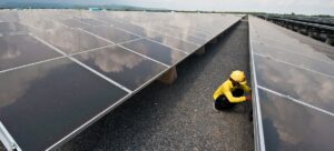 Um-tecnico-trabalha-em-uma-fabrica-de-paineis-solares-na-Tailandia.-Foto-ADB-300x136 O que você precisa saber sobre a Conferência da Mudança Climática