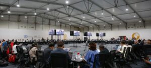 negociacao-300x136 COP27 encerra com acordo sobre perdas e danos