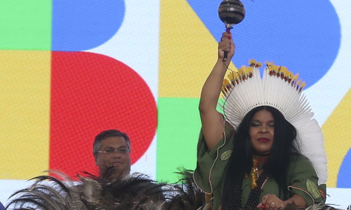 “Povos indígenas vivem crise humanitária”, diz Sônia Guajajara