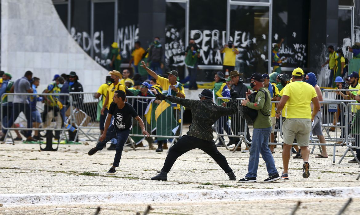 Bolsonaristas invadem Congresso, Planalto e STF