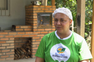 Eliane-Goncalves-de-Araujo-moradora-do-Engenho-Minas-Novas-localizado-em-Ribeirao2-300x200 Quintais ecoprodutivos em Suape