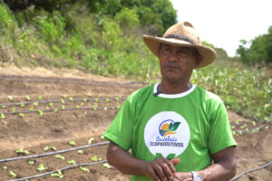 Enoque-de-Lima-do-Assentamento-Piraja-Ipojuca1-300x200 Quintais ecoprodutivos em Suape