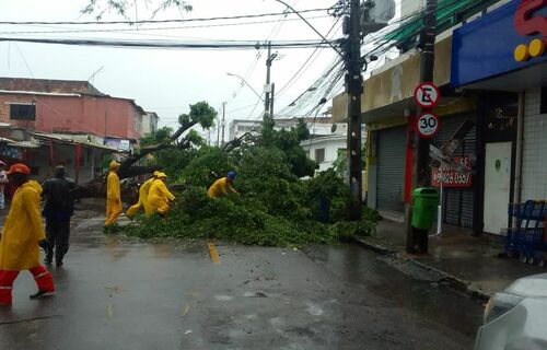 Fortes chuvas deixam Recife e RMR em estado de alerta