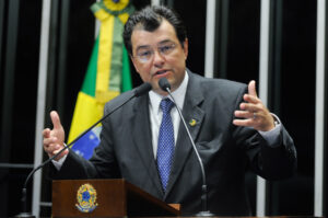 eduardo_braga_07___20140320_02588mm-300x199 Está nas mãos dos senadores, os ajustes para uma Reforma Tributária justa
