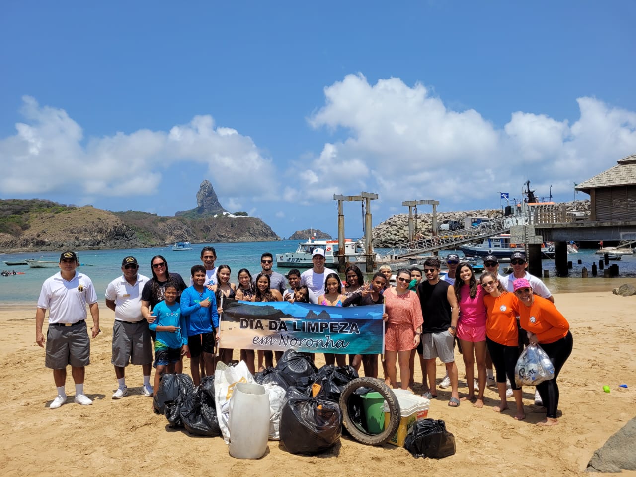 Noronha participa do movimento mundial Cleanup Day com mutirão na Praia do Porto