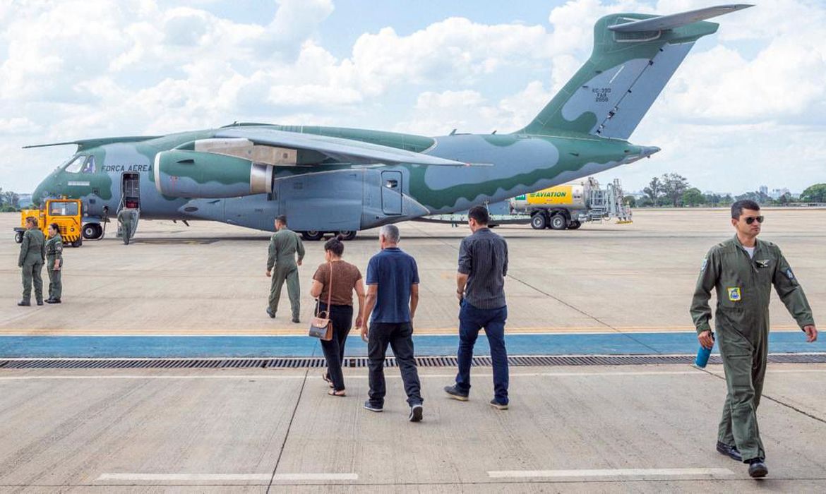Terceira aeronave com brasileiros repatriados de Israel chegou ao Recife