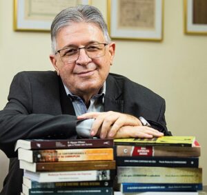 paulo-roberto-cannizzaro-e1756732605372-300x283 E se Shakespeare voltasse à vida? Novo romance de Paulo Roberto Cannizzaro "Além de Feitiços e Paixões, o outro lado da vida" será lançado dia 12